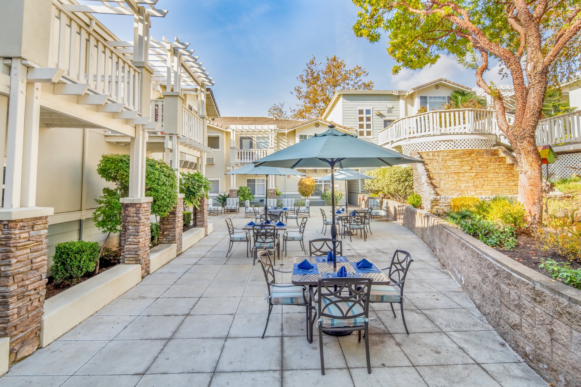 27_MC Courtyard_FMT_-121-Edit